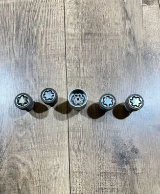 Nissan Navara D23 Anti-theft wheel nuts and lock 