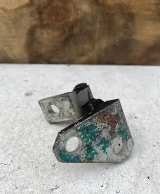 Volkswagen PASSAT B6 Front door upper hinge 3C0831402D