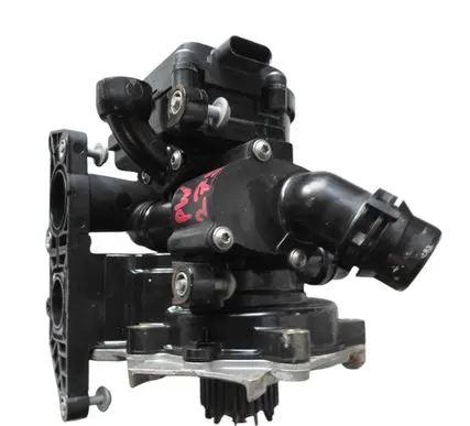 Volkswagen Golf VII Water pump 06L121111M