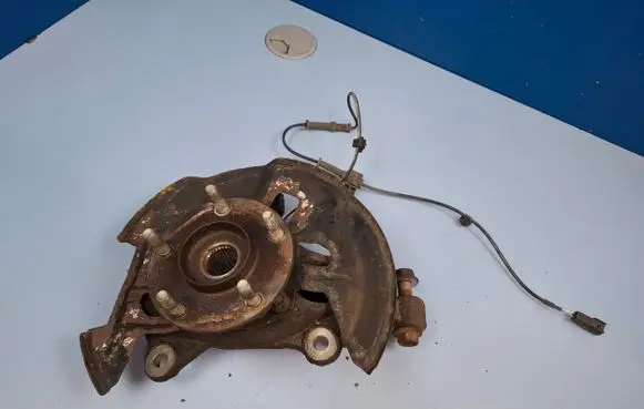 Front wheel hub spindle knuckle