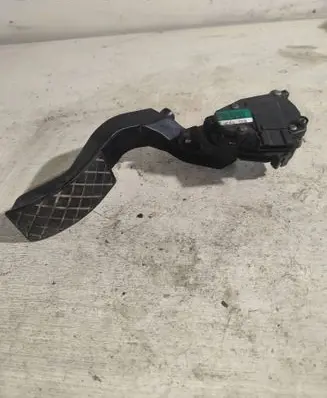 Accelerator throttle pedal