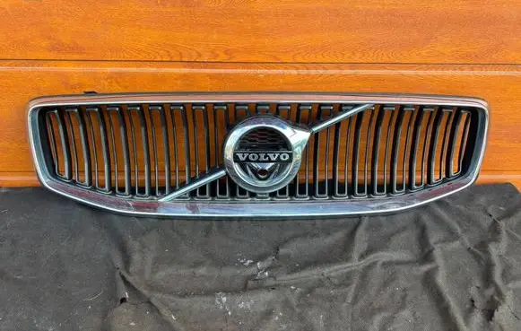 Volvo V60 Front bumper upper radiator grill 32132212