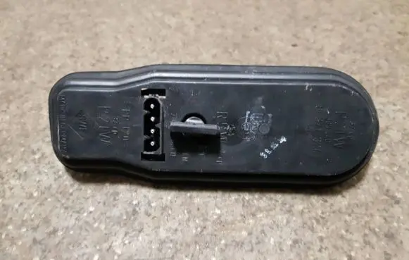 BMW 5 E39 Tail light bulb cover holder 8371324 393440