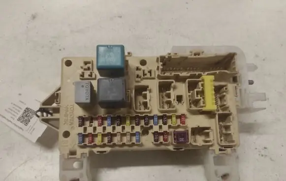 Toyota Corolla Verso AR10 Fuse module 892210F010