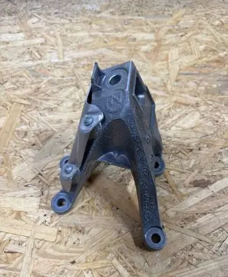 BMW 5 G30 G31 Engine mounting bracket 6861564