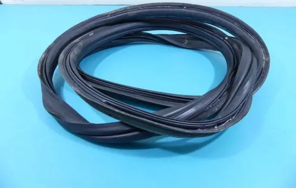 Trunk rubber seal (body)