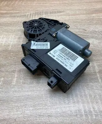 Peugeot 407 Front door window regulator motor 9634457480