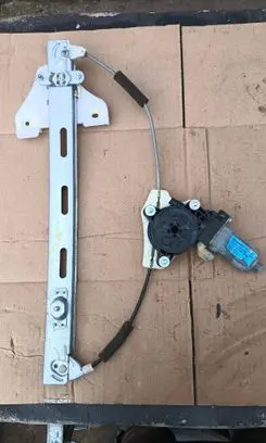 Hyundai i20 (GB IB) Front door window regulator with motor 82460C7000