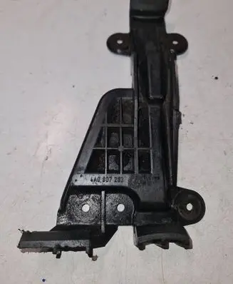 Front bumper mounting bracket