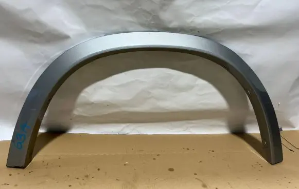 Rear fender molding trim