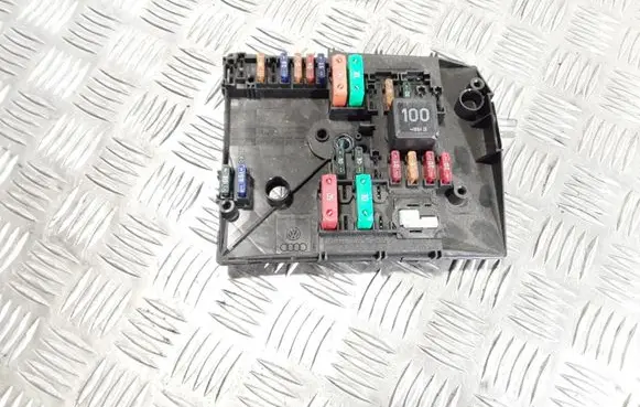 Volkswagen Caddy Fuse module 8F030209 8F0302091939 01718130