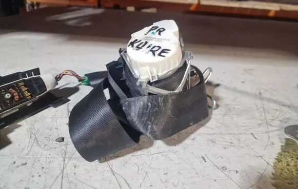 Peugeot 5008 Front seatbelt