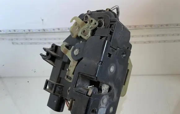 Audi A6 S6 C5 4B Front door lock 4B1837015B PA616309