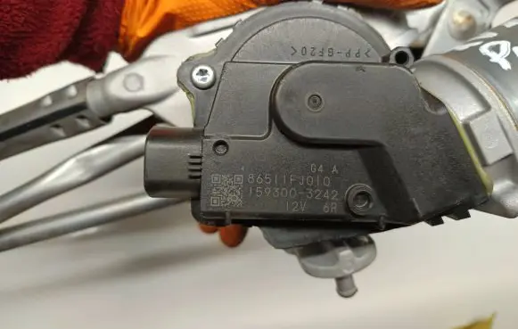 Subaru XV I Front wiper linkage and motor 86511FJ010 86510VA010