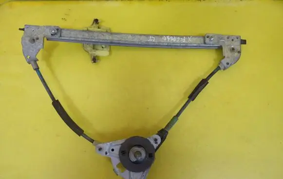Rear door manual window regulator