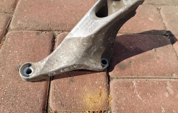 Audi A4 S4 B7 8E 8H Engine mounting bracket 8E0199307S