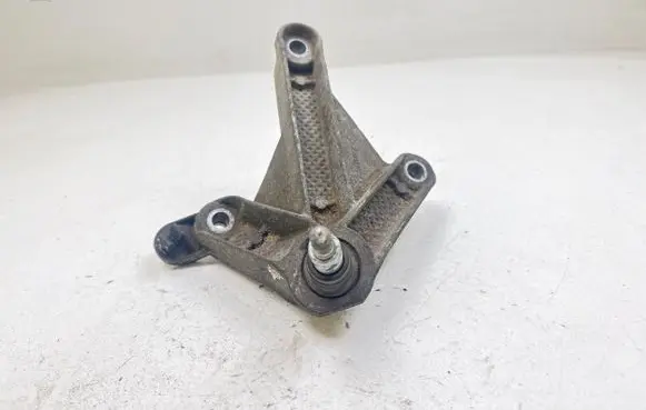Gearbox mounting bracket