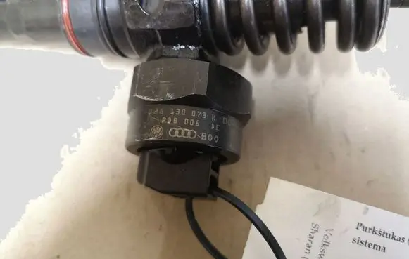 Volkswagen Sharan Fuel injector 038130073R