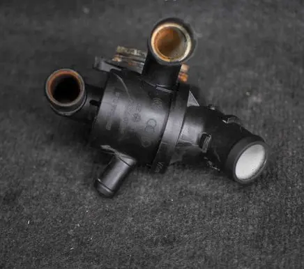 Volkswagen PASSAT B7 Thermostat 03L121111AE