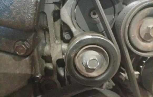 Honda FR-V Generator/alternator belt tensioner