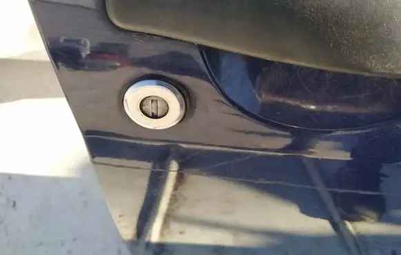 Dacia Sandero Front door lock (next to the handle) 