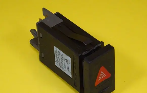 Volkswagen PASSAT B5 Hazard light switch 3B0953235