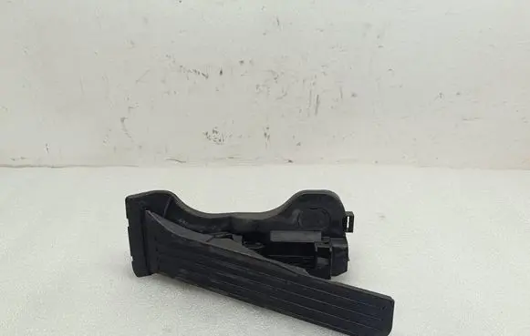 Accelerator throttle pedal
