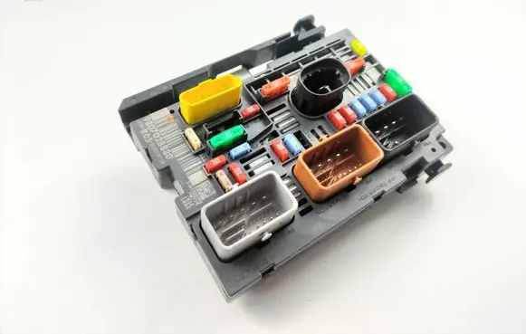 Peugeot Partner Fuse module 9807028880