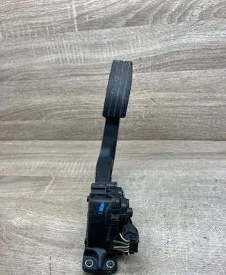 Renault Twingo II Accelerator throttle pedal 8200426241 6PV00908504