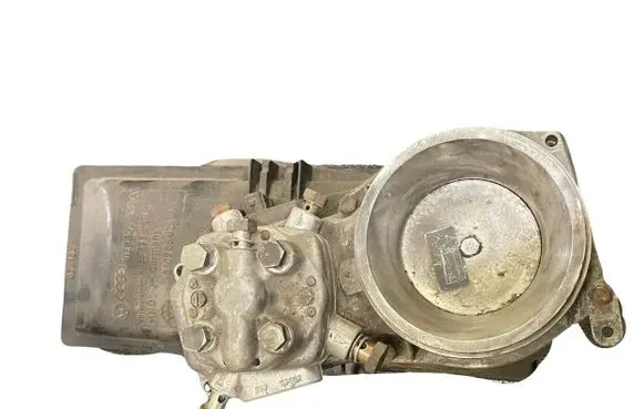 Audi 80 90 B3 Fuel distributor 0438121011