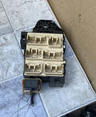 Toyota Avensis Verso Fuse module