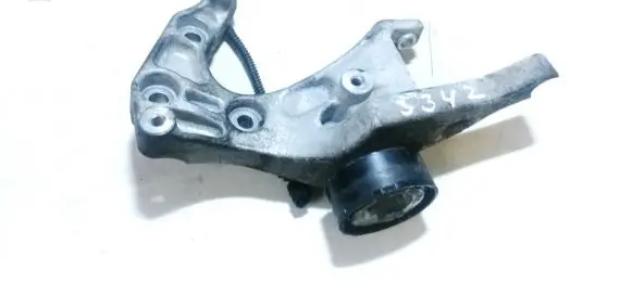 Opel Astra J Engine mounting bracket