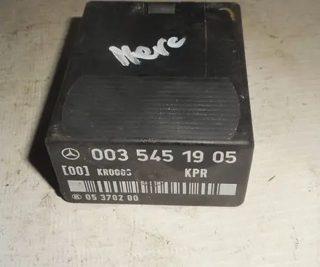 Mercedes-Benz E W124 Fuel pump relay 0035451905