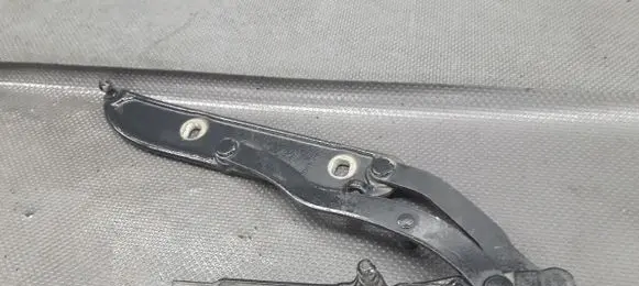BMW 3 E46 Tailgate hinge 8220074