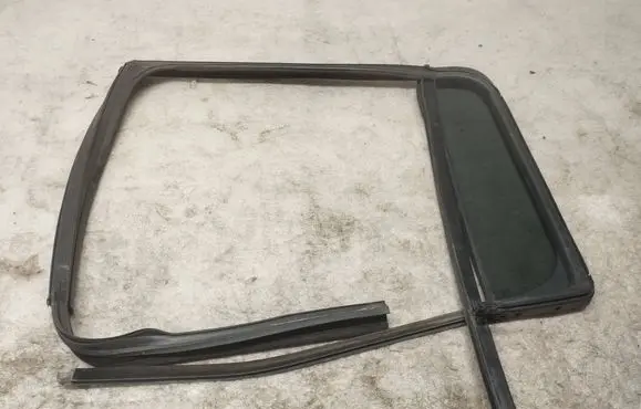 Volkswagen Amarok Rear side window DOT682M5532AS3 43R001595