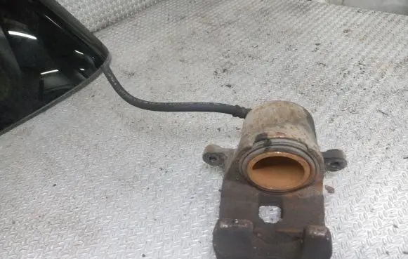 Toyota RAV 4 (XA20) Front brake caliper