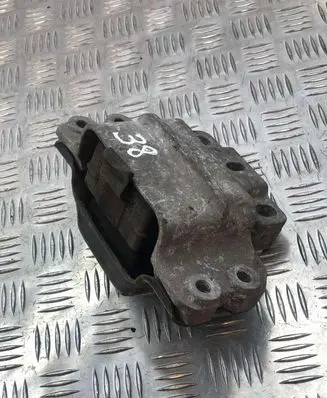 Volkswagen Golf V Engine mount bracket