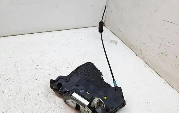 Suzuki Grand Vitara II Front door lock 6090114