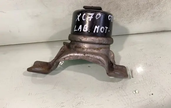 Volvo XC70 Engine mount bracket