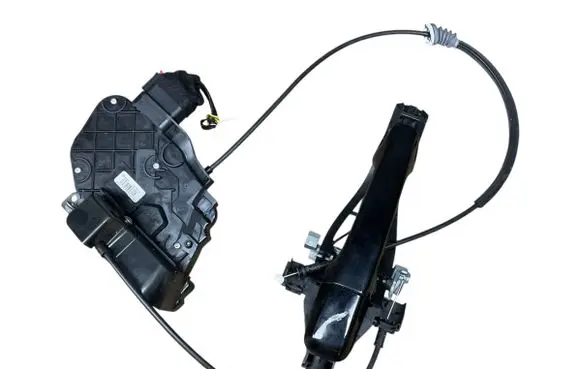 Volvo C30 Front door lock 240015003