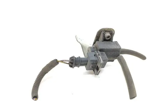 Maserati Ghibli Engine mount vacuum valve 670002843 2828610 13T284