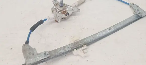 Rear door manual window regulator