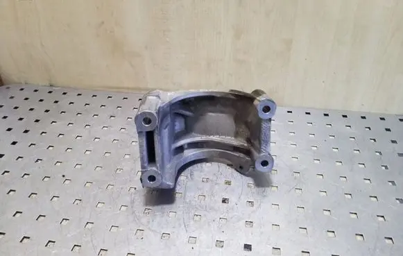 Volkswagen Touareg I Engine mounting bracket 07Z199307B
