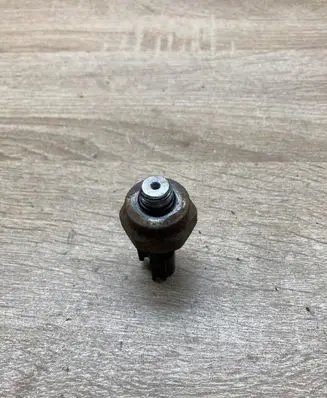Nissan X-Trail T30 Oil pressure sensor 2CP12 F6R05