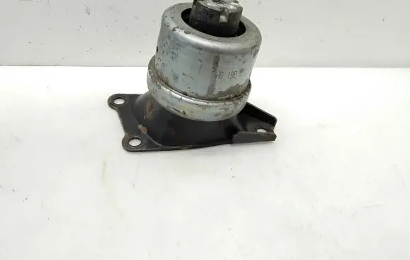Volkswagen PASSAT B6 Engine mount bracket 7H0199256H