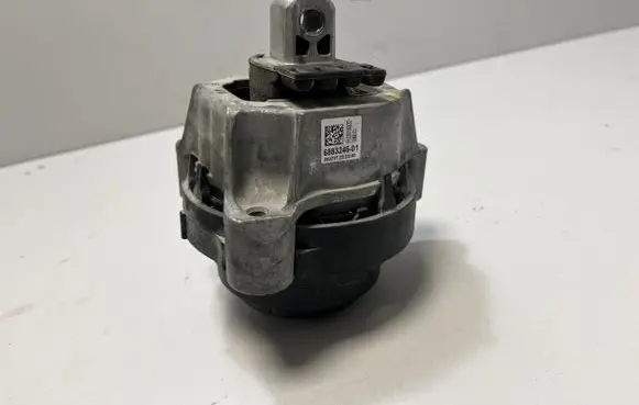 BMW 5 G30 G31 Engine mount bracket 6883246