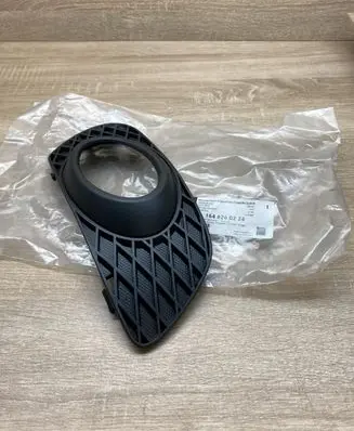 Mercedes-Benz ML W164 Front fog light trim/grill A1648260224 RIGHTSIDE
