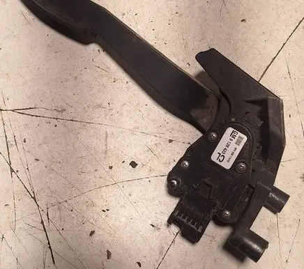 Accelerator throttle pedal