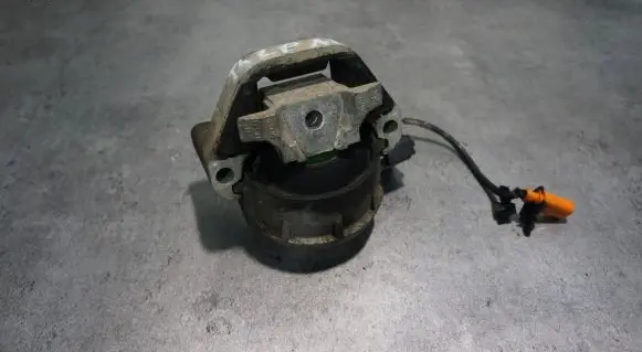 Audi A8 S8 D4 4H Engine mount bracket 4G0199381