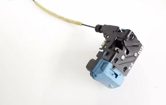 Volvo V70 Front door lock 8650544